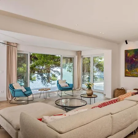 Carefully Decorated Interior And Attractive Exterior *